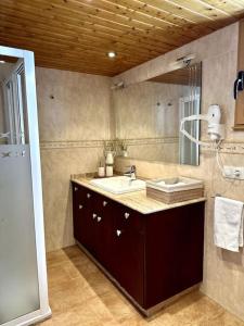 a bathroom with a sink and a mirror at Casa Arturo in Treacastela