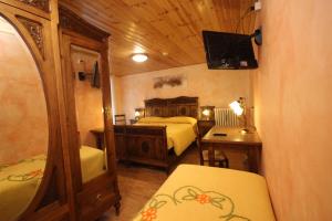 TV a/nebo společenská místnost v ubytování Hotel Col Du Mont