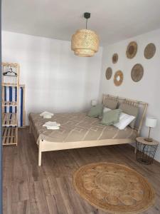 - une chambre avec un lit et du parquet dans l'établissement Apartament Spokojna Przystań, à Rowy