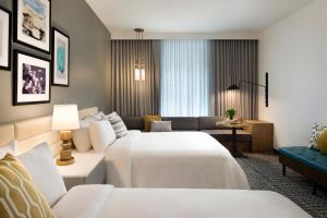 une chambre d'hôtel avec deux lits et un canapé dans l'établissement The MC, Autograph Collection, à Montclair