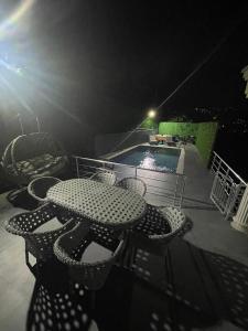 The swimming pool at or close to WHİTE ROSE VİLLA Jakuzili ve Isıtma Havuzlu