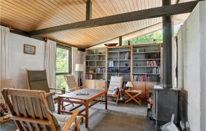 uma sala de estar com uma mesa e um fogão em Amazing Home In Korsr With Kitchen em Korsør