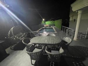 A balcony or terrace at WHİTE ROSE VİLLA Jakuzili ve Isıtma Havuzlu