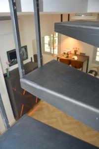 una scala in metallo in una camera con scrivania di Maison Rascas - Centre historique - Air conditioning- wifi ad Avignone Altre 46 foto