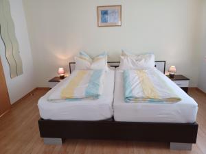 two twin beds in a room with two lamps at Ferienhaus Langenhecke 18 in Bad Münstereifel
