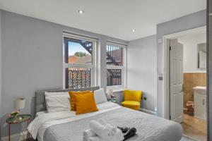 a bedroom with a bed and a yellow chair at Lovely Flat in Maidstone - Sleeps 3 in Kent