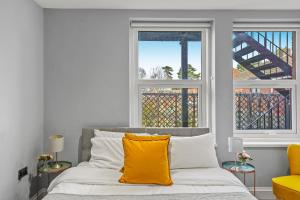 um quarto com uma cama com uma almofada amarela em Lovely Flat in Maidstone - Sleeps 3 em Kent