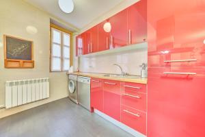 a red kitchen with a sink and a dishwasher at Apartamento la Laurel by Clabao in Logroño