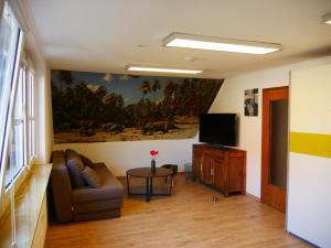 - un salon avec un canapé et une télévision dans l'établissement Ferienhaus Baarsen 30, à Bad Pyrmont