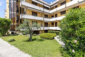 un edificio de apartamentos con jardín frente a él en Casa Cattaleya, en Desenzano del Garda