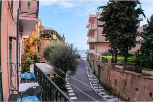 widok na ulicę z balkonu z budynkami w obiekcie Casa Acqua Mare Parasio w mieście Imperia