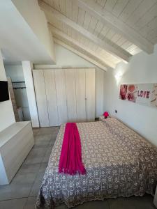 een slaapkamer met een groot bed in een kamer bij B&B Venere in Legnano