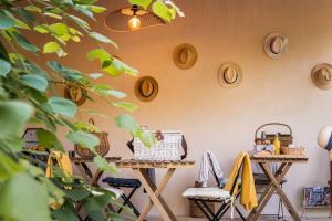 Reštaurácia alebo iné gastronomické zariadenie v ubytovaní Bulles d'Olive Provence - Piscine & Jacuzzi avec vue