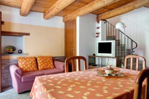 uma sala de estar com uma mesa e um sofá em Arnica Tano di Grich em Cesani
