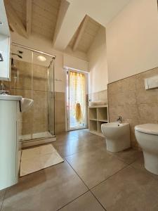 uma casa de banho com um chuveiro, um WC e um lavatório. em B&B Venere em Legnano
