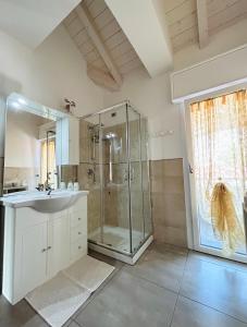 uma casa de banho com uma cabina de duche em vidro e um lavatório. em B&B Venere em Legnano