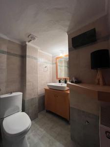 La salle de bains est pourvue de toilettes et d'un lavabo. dans l'établissement VIP Apt. Pezodromos Kalamarias, à Thessalonique