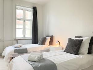 duas camas em um quarto branco com janela em Big Apartment With 2 Bedrooms In Kolding em Kolding mais 10 fotografias