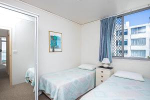 een slaapkamer met 2 bedden en een raam bij Oceanic 29 in Forster