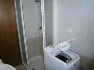 Et badeværelse på Villaggio dei Fiori - Agenzia Cocal + 8 billeder