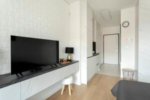 uma sala de estar com uma grande televisão de ecrã plano na parede em Apartman Elena em Split