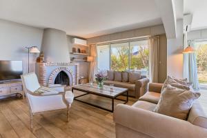 uma sala de estar com um sofá e uma lareira em Villa L'Arche em Bidart