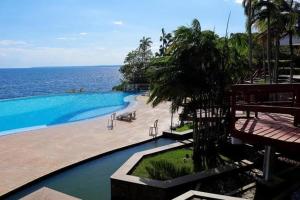a swimming pool with a view of the ocean at Cobertura Alto luxo Tropical hotel in Manaus