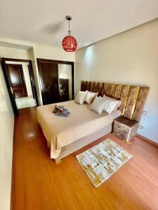 1 dormitorio con 1 cama grande y cabecero de madera en Golden house en Marrakech