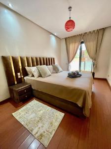 1 dormitorio con cama grande y ventana grande en Golden house en Marrakech
