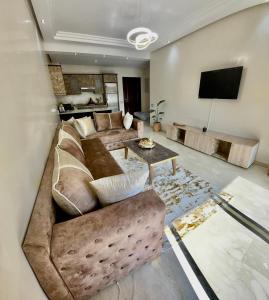 sala de estar con sofá y TV de pantalla plana en Golden house en Marrakech