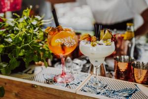 Zwei Cocktails stehen auf einem Tisch. in der Unterkunft Hotel Kotarz Spa&Wellness in Brenna