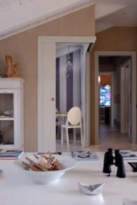 una sala de estar con un plato de comida en una mesa en COCOSEA: Un attico con vista mozzafiato, en Maratea