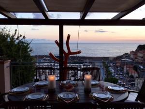 una mesa con velas y vistas al océano en COCOSEA: Un attico con vista mozzafiato, en Maratea