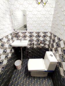 uma casa de banho com um lavatório e um WC em Sukh Sagar Hotel em Jaipur