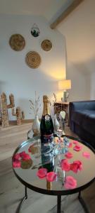 ブローニュ・シュル・メールにあるAcapulco, Superbe souplex proximité vieille villeのワイン1本と花のテーブル