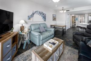 een woonkamer met een bank en een tafel bij Nautilus 2510 Gulf View 2 Bedroom 5th Floor Free Beach Service in Fort Walton Beach