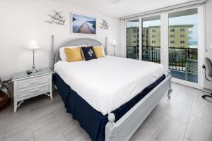 A bed or beds in a room at Nautilus 2510 Gulf View 2 Bedroom 5th Floor Free Beach Service