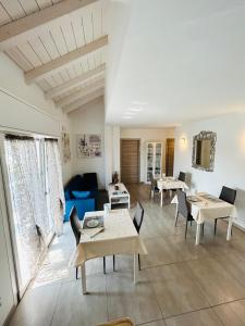 een woonkamer met tafels en stoelen en een bank bij B&B Venere in Legnano