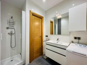 a bathroom with a sink and a shower and a toilet at Paradis CostaBravaSi in Platja d'Aro