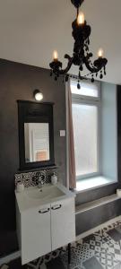 a bathroom with a sink and a mirror and a window at Le Costa Rica - Grand appartement centre ville in Boulogne-sur-Mer