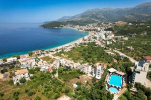 una vista aérea de la ciudad y el océano en Rapo's Resort Hotel, en Himare