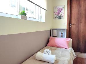 ein kleines Schlafzimmer mit einem Bett mit einem Handtuch darauf in der Unterkunft Travelers Stasis Nafpaktos in Nafpaktos