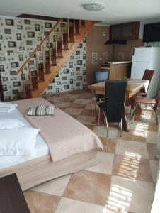 1 dormitorio con cama, mesa y escalera en Vila Florelena, en Năvodari