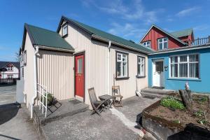 een huis met een rode deur en een blauwe en witte bij Vibrant 1BR Home in Reykjavik in Reykjavík