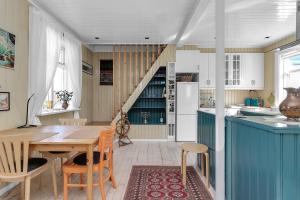 een keuken en eetkamer met een tafel en een trap bij Vibrant 1BR Home in Reykjavik in Reykjavík