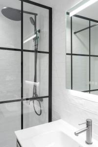 y baño con ducha con cabezal de ducha. en Playa El Palo Apartment by SharingCo, en Málaga