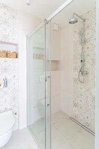 baño con cabina de ducha de cristal y aseo en Kurka Chata en Nowy Targ