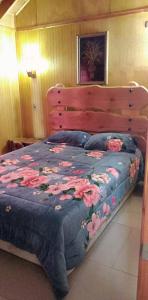Een bed of bedden in een kamer bij Cabañas los Pinos