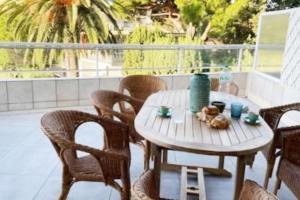 a table and chairs on a balcony with a table at Bel appartement 3 pièces climatisé 400m des plages in Cavalaire-sur-Mer