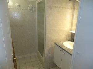 a bathroom with a shower and a sink at Bel appartement 3 pièces climatisé 400m des plages in Cavalaire-sur-Mer +3 photos